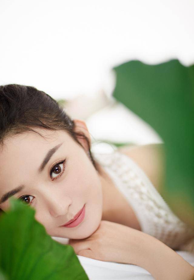 大地赵丽颖生完孩子眼神都变温柔了！新照秀美背，越来越大牌