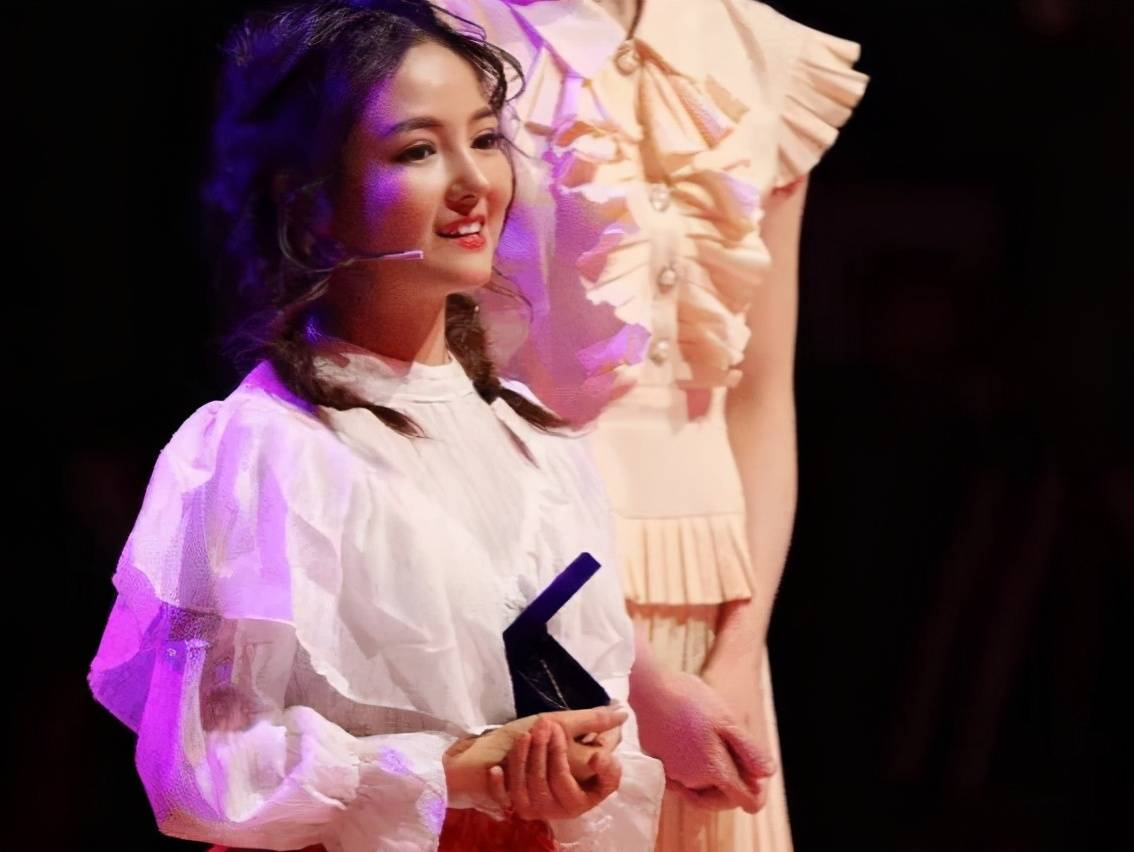 原创袖珍女孩黄韵伊北漂五年供弟弟上大学拒绝为弟弟买房成这样