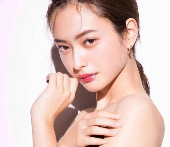 成膜定妆只能用散粉吗?不一定,选对定妆方法,妆面持久又干净