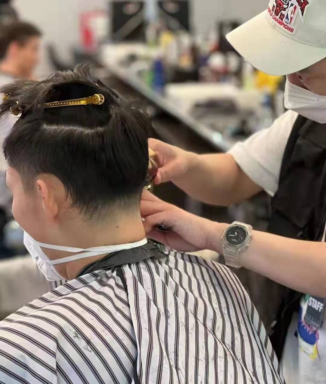 中锋|周琦剪了一个新发型！他在澳洲煎牛排、烤鸡翅，自嘲没鸡蛋灌饼香