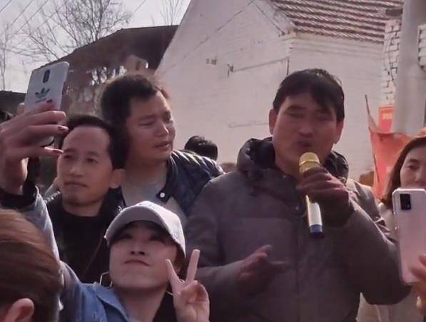 大衣哥家门口人满为患 00a55f1ef476470ab2ab032d0e00c5a7.jpeg