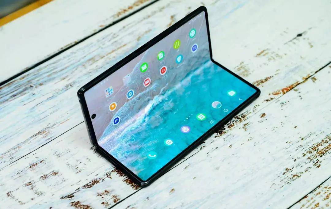 折叠屏“一部到位”，荣耀已完成“基因重组”