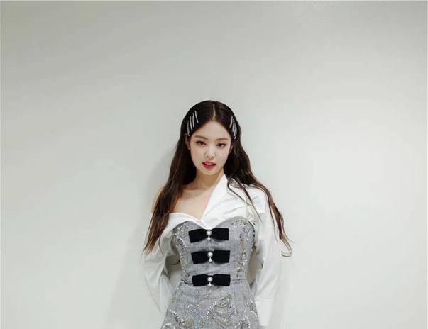 发型Jennie作为南韩时尚标杆，她的整体穿搭有那么好借鉴吗？