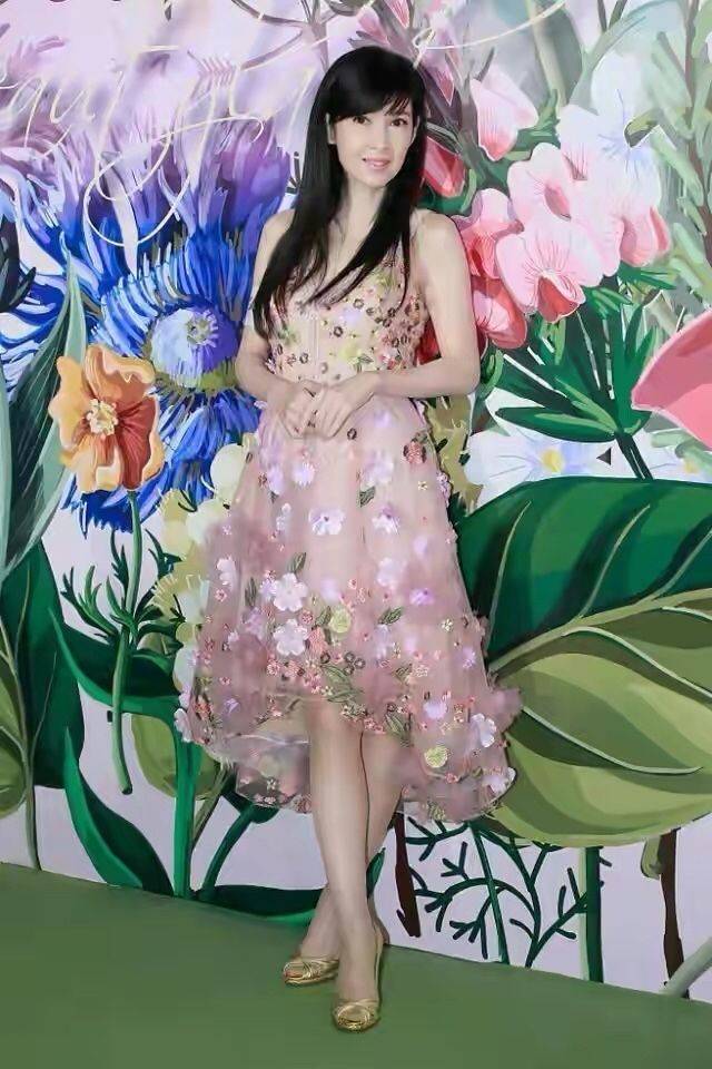 卷发女人到了中年，这4种发型尽量别剪，自以为时髦，其实显老又土气