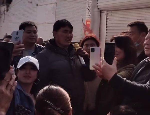 大衣哥家门口人满为患 69db7a37ab1e406e9bb9ec8cbeef9d79.jpeg