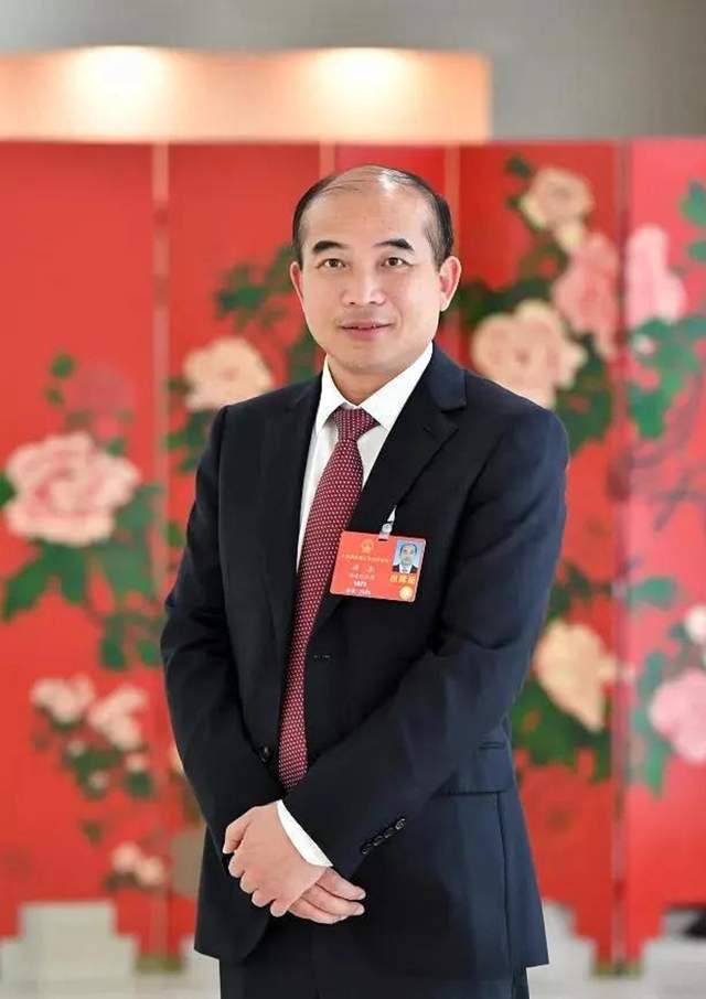 莆田新首富:27岁首次创业亏损4百万,二次创业19年赚到300亿身家_洪杰