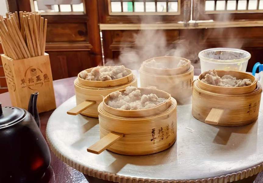 都是用小蒸笼蒸好的,价格是10元/笼,上菜后会继续用桌上的蒸盘保温