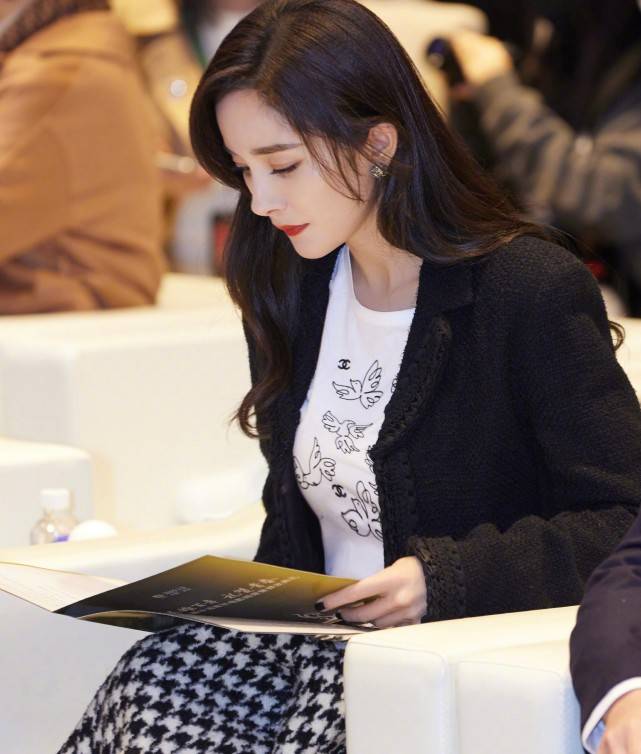 整体 杨幂升官后发言太霸气！穿职场装带名媛范，简约风穿出满满高级感