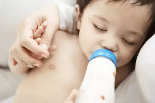 婴幼儿吃奶量标准表 9c94d66215714065bab381fdbf2a3b25.png