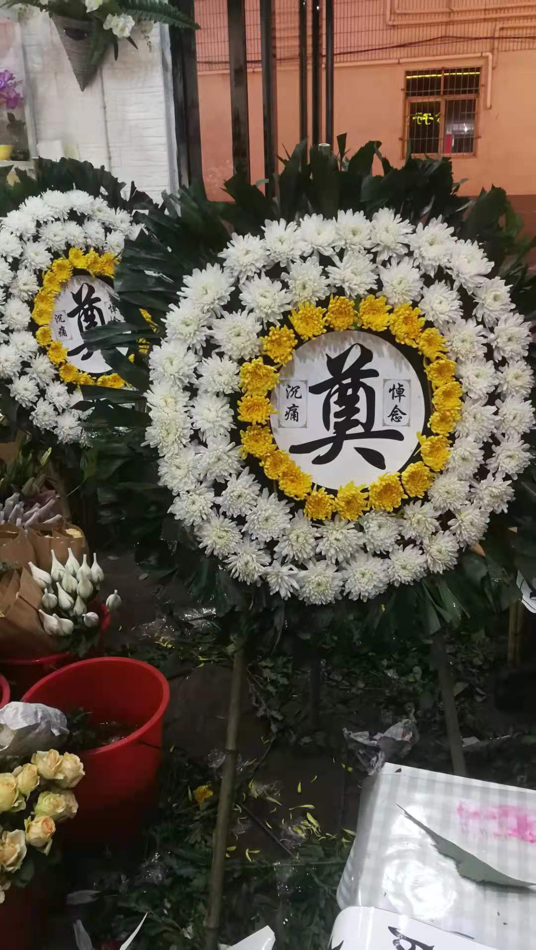 死人一般送几个花篮合适 送死人花篮的应该知道的常识 死者 葬礼 白事