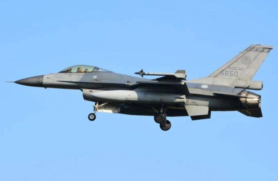 科罗廖夫台军f16大角度俯冲坠海摔机十分诡异飞行员自杀