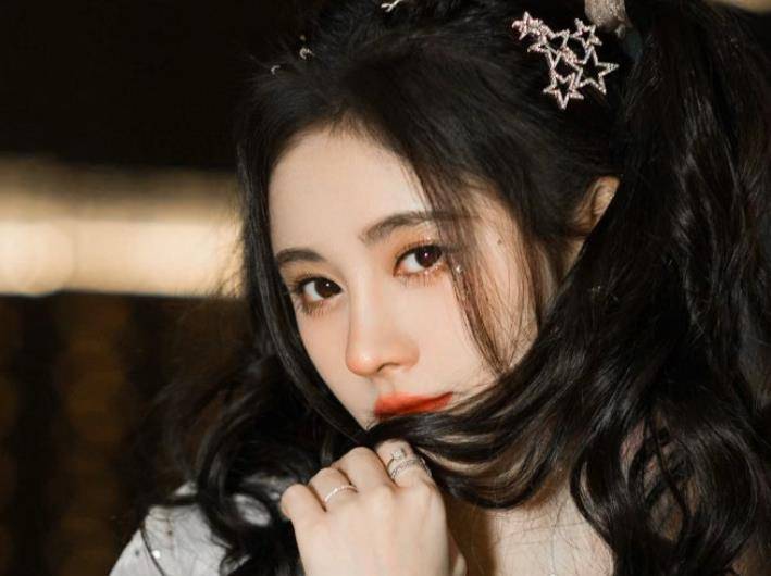女孩子鞠婧祎换个妆容如换脸，改了眼妆录推广视频，差点都没认出来