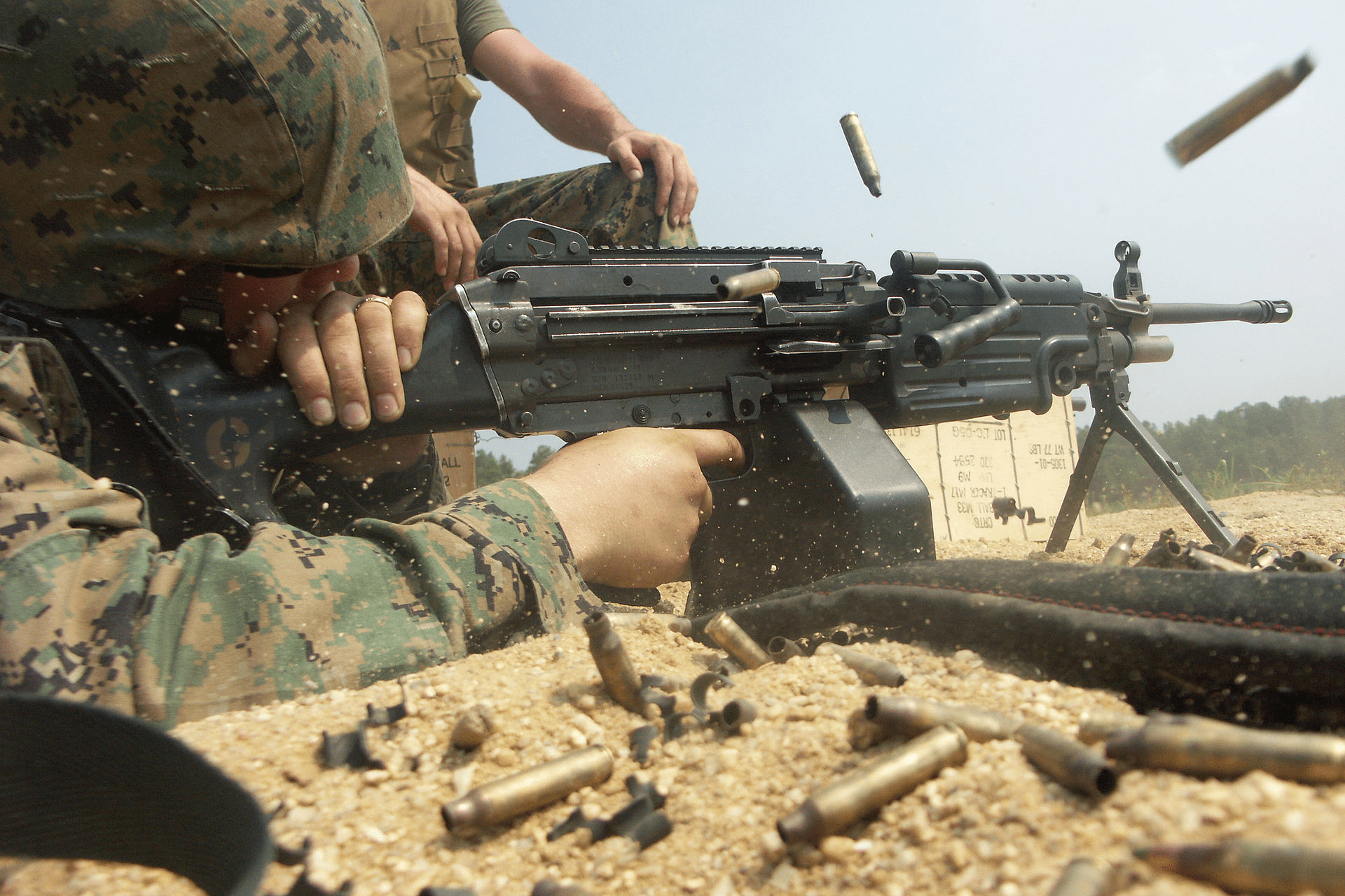 它是步兵班中最具持久連射火力的武器 是美軍三軍制式班用機槍_槍管_