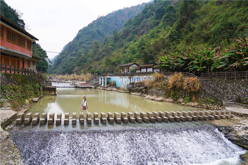 泰顺|泰顺旅行必做的三件事，泡温泉坐小火车，峡谷深处探寻氡泉的秘密