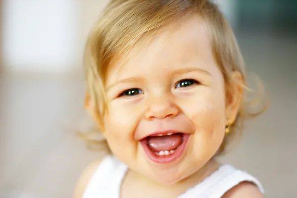 牙龈|宝宝长牙有规律，出牙晚未必就是缺钙