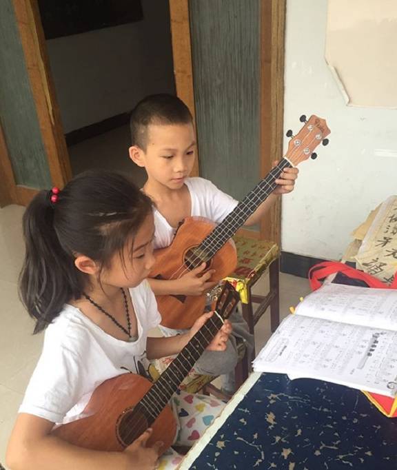 现实|10岁女儿考第一名，爸爸想抱抱，无奈被现实打败，妈妈在一旁哭了