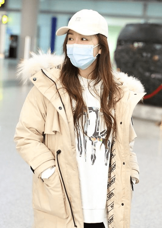 娄艺潇的机场照也挺普通倒是棉服配鲨鱼裤挺新潮高级时髦