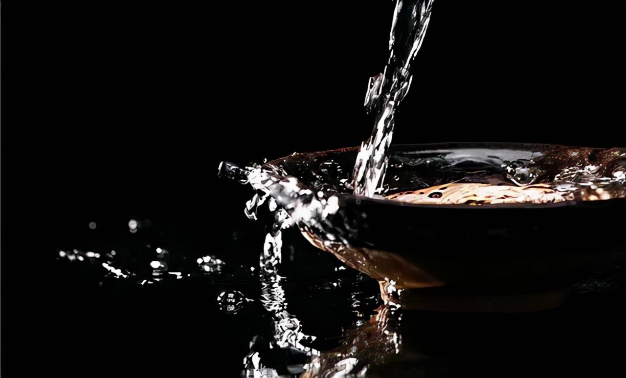 酱香酒与浓香酒两者之间的区别在哪?如何选择一瓶酱香酒?