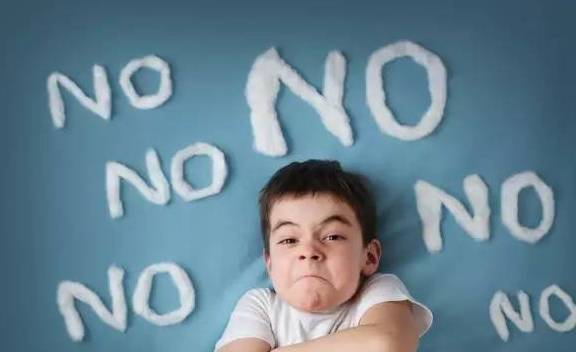 现实|10岁女儿考第一名,爸爸想抱抱,无奈被现实打败,妈妈在一旁哭了