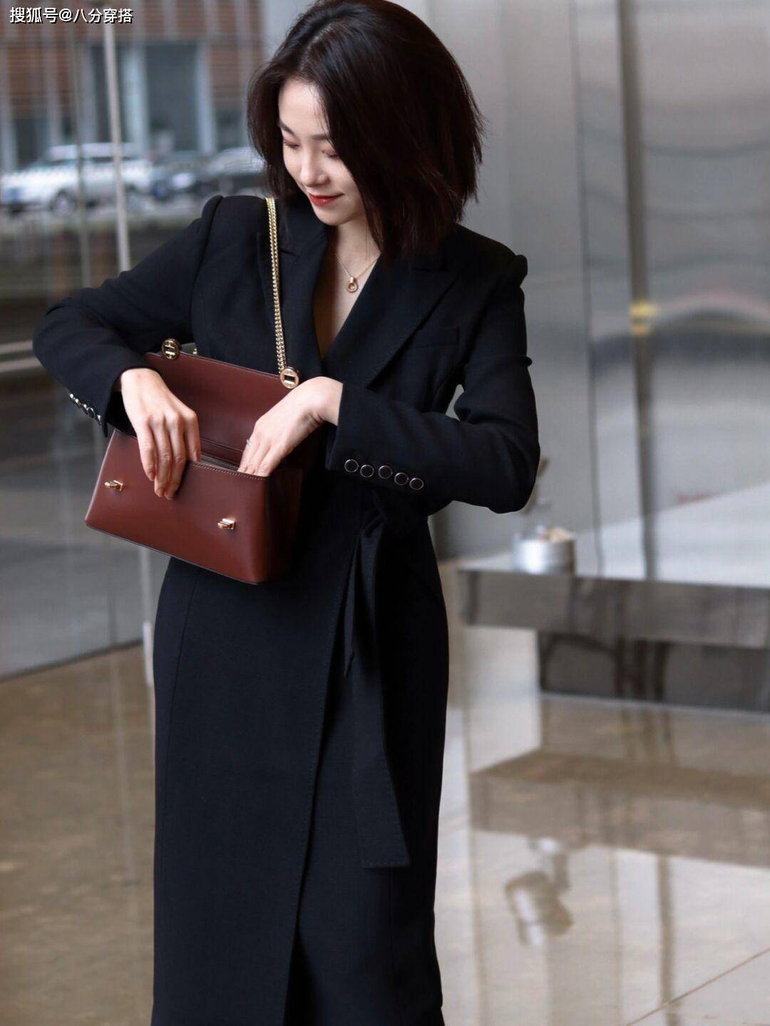 黑色 成熟女性不要乱穿衣,试试这些干练的“西装”搭配,时髦又有气场
