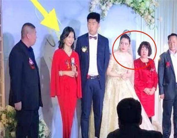 身材冻龄婆婆婚礼上走红，儿媳全程黑脸，儿子：到底谁结婚？