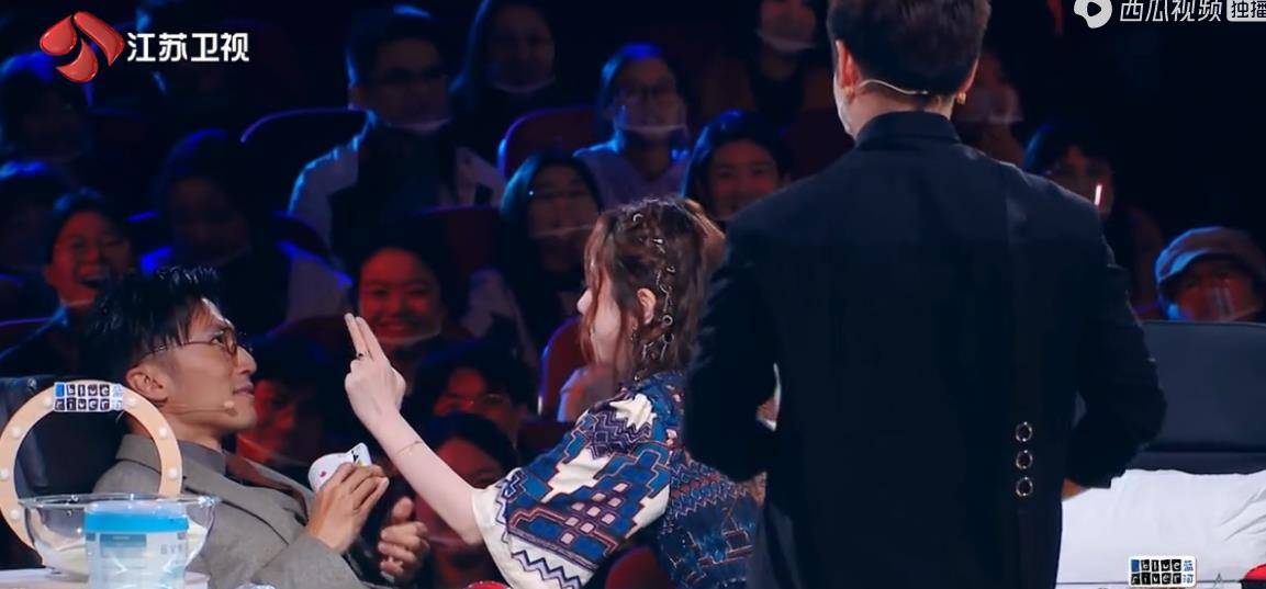 棉花|在达人秀又哭又笑，“补刀”谢霆锋：31岁闭关的邓紫棋，是真性情