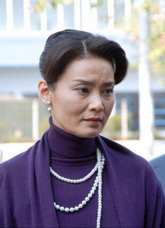 服装 潘虹太有气质了,“贵妃头”+简约服饰,穿出了60岁的高级感