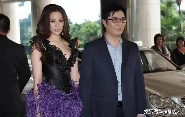 黑色 徐子淇为出风头可真拼，穿羽毛裙携老公亮相，“阔太范”十足