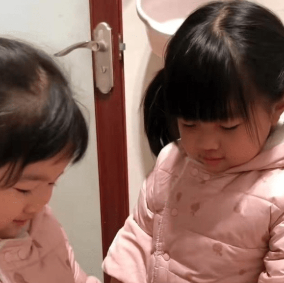 录像|双胞胎姐妹“被迫营业”，轮流录像为妈妈洗脚，表情尽显敷衍