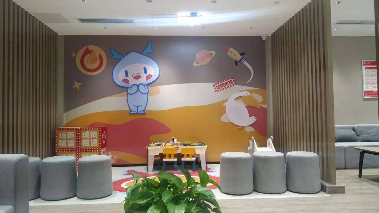 (重庆塘鹅租售橡树澜湾店的资产管理顾问陪孩子玩耍)如今,很多租售