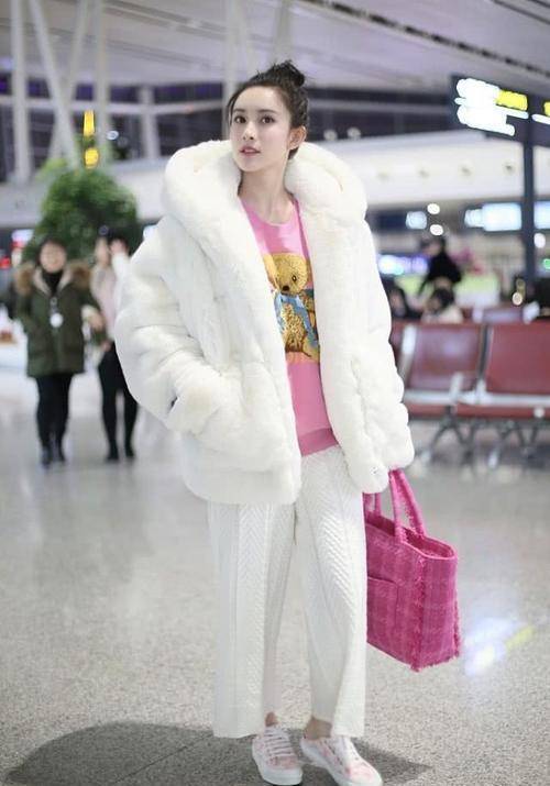 皮草搭的白裤子 932a9c087f79442eaedc5761e8ef17e5.jpeg