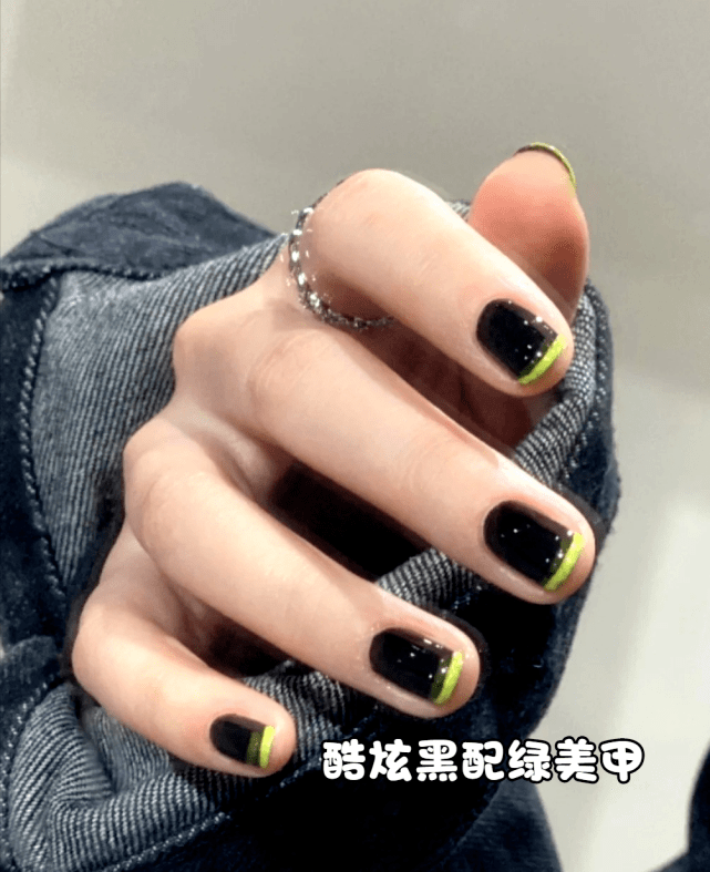 姐妹新年复古红美甲，小众款的高级配色，你值得拥有