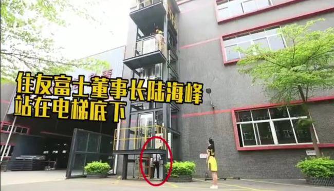 原创小区电梯事故致3人受伤冲顶比下坠更可怕被困电梯如何自救