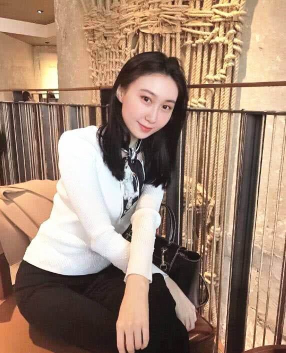 职业 水均益的女儿水亦诗真美，曾经因为单亲家庭而苦恼，如今女承父业