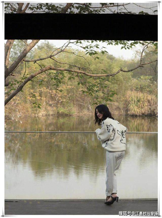 国画 45岁周迅胆子够大，一条紫罗兰色吊带裙，穿出了18岁的线条美！