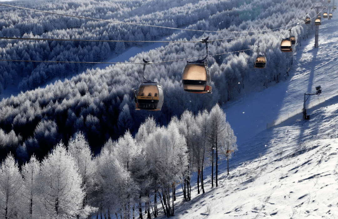 滑雪场存雪期长达150多天降雪量达1米以上以崇礼,赤城为代表尤其是到