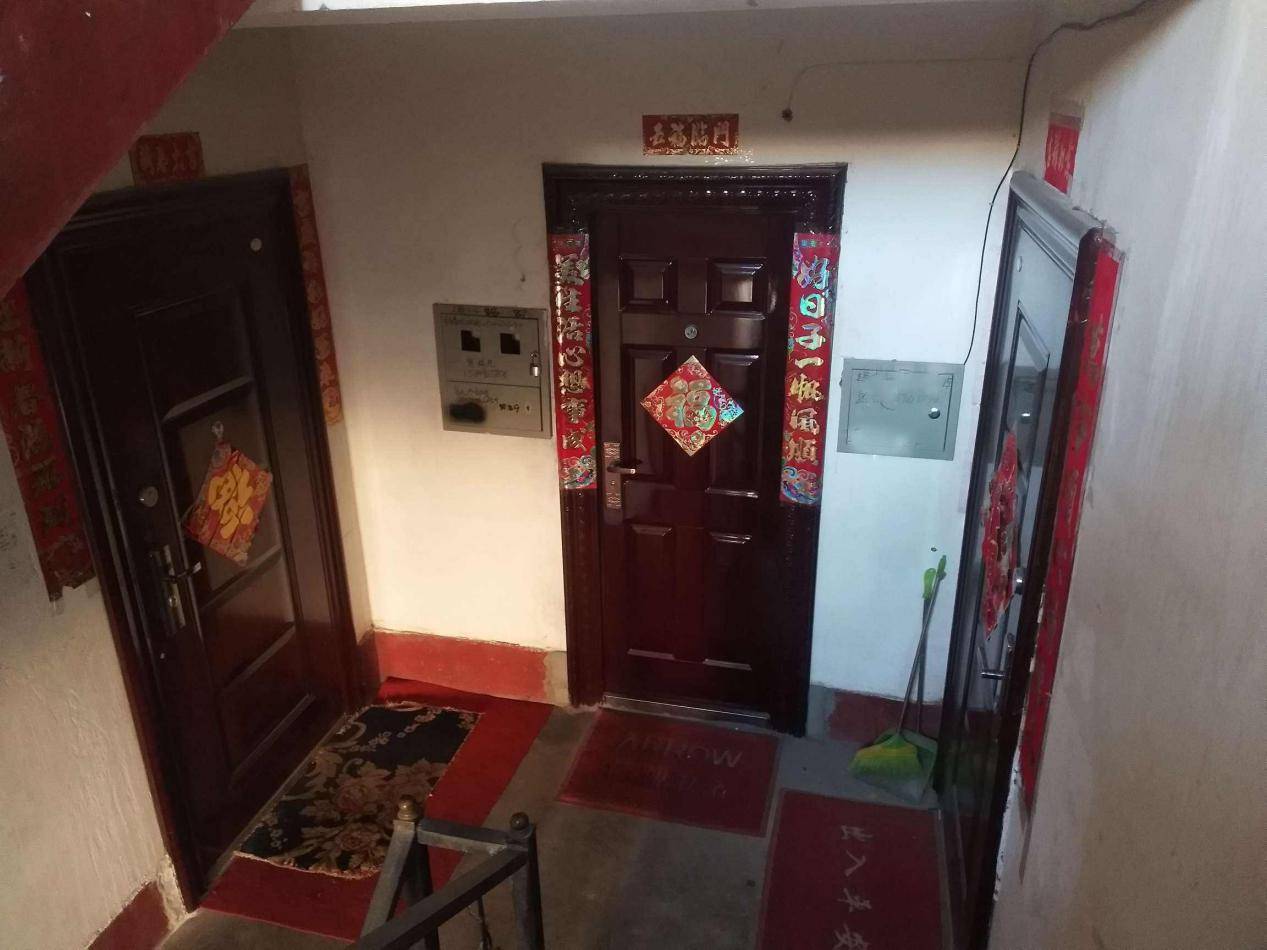 那么为什么邻居家要在门口砌个地台呢?