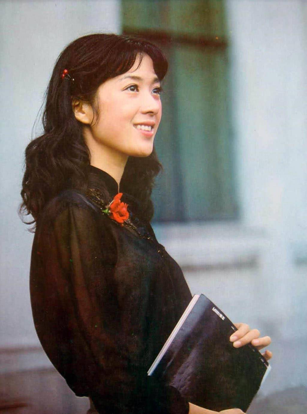 姐妹看了龚雪的淑女造型，突然发现：“再过30年，穿衣也不如她优雅”