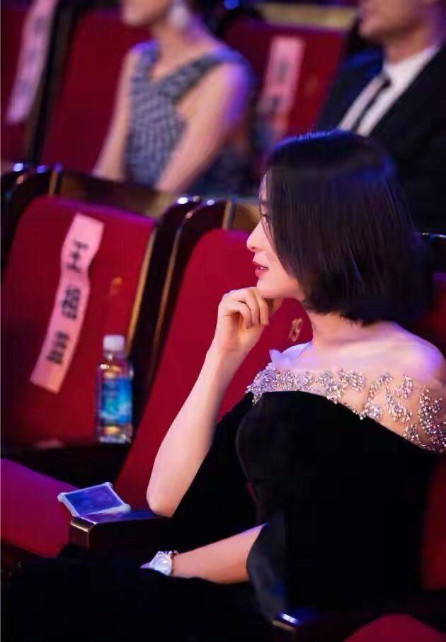 天鹅绒 吴越认真打扮好惊艳!刻在骨子里的美,穿“镶钻丝绒裙”优雅贵气