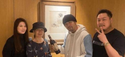 周杰伦的高端生活，豪华的红酒柜，用千年古董酒杯