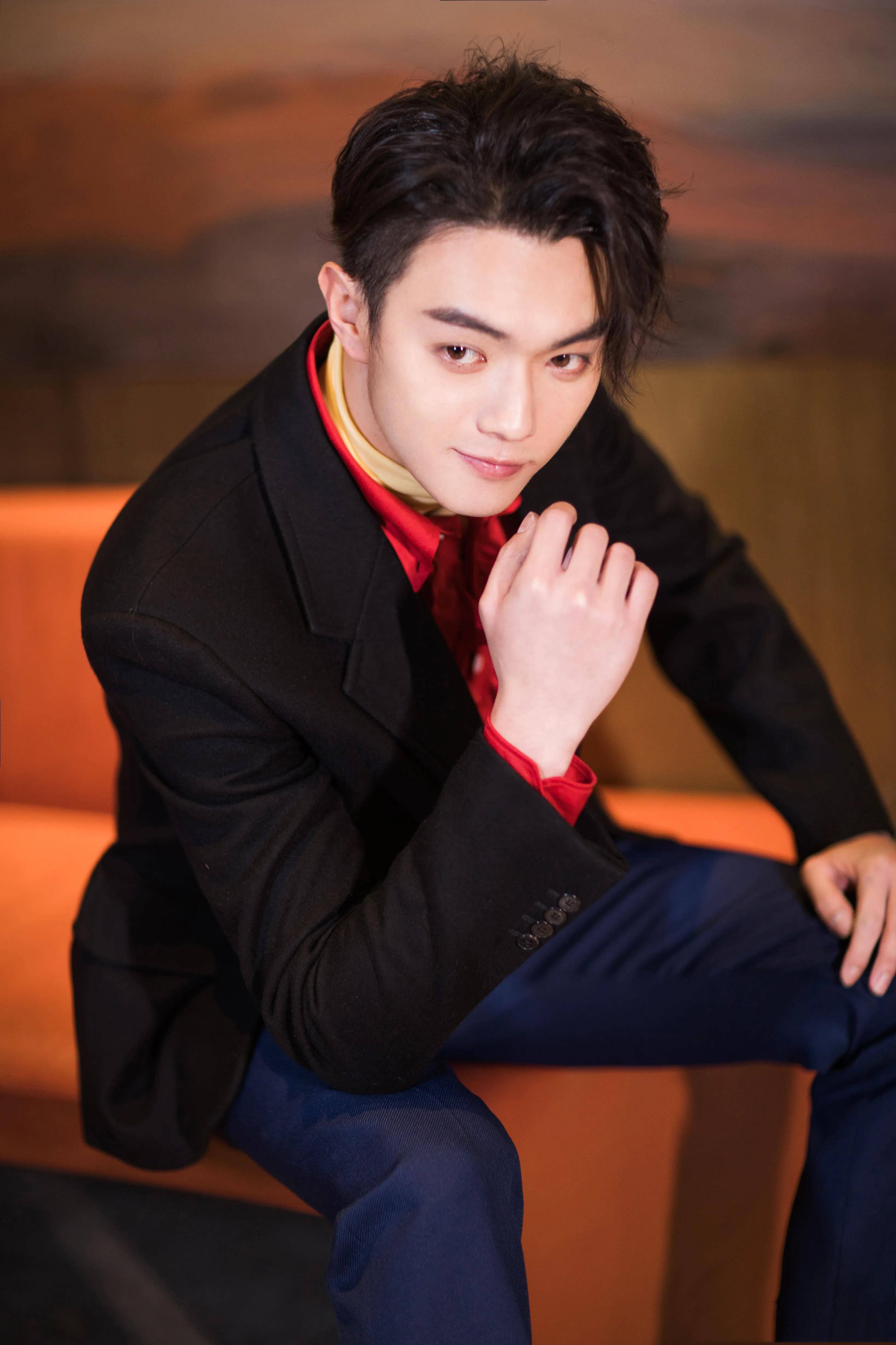 天生"花心脸",痞帅不油腻,这6位自带坏男生魅力,不耍帅也酷_黄宗泽