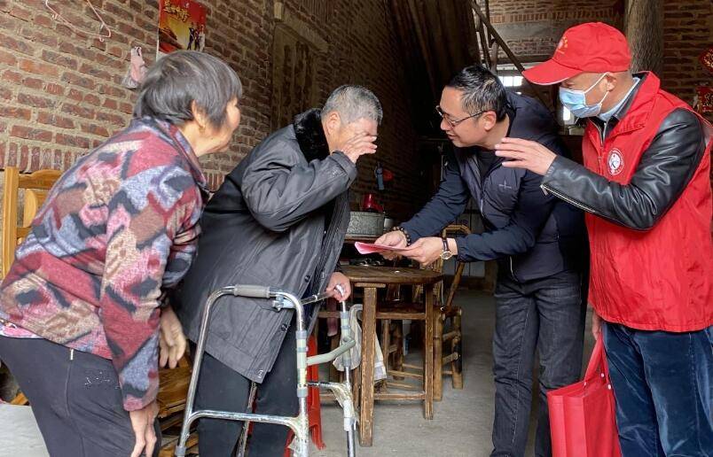走访慰问(梁萍萍 拍摄)莆田健康产业总会建康慈善基金会理事长林国良