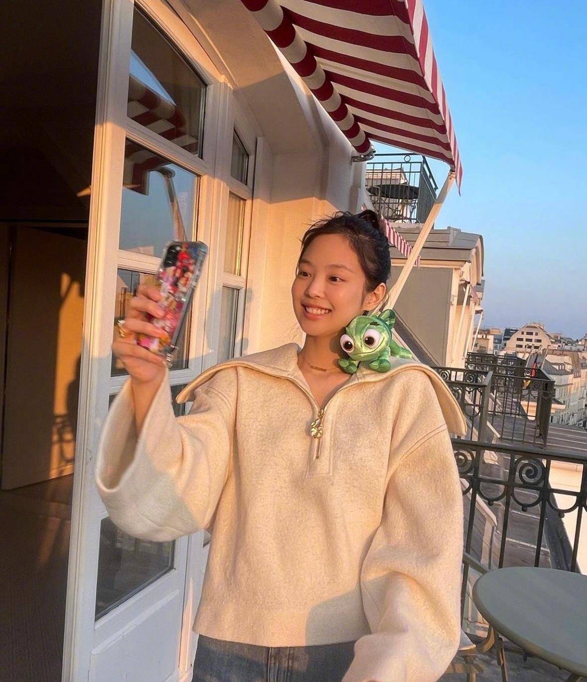 状态 Jennie金智妮晒巴黎旅游美照，素颜出镜状态好，休闲风教你美如画