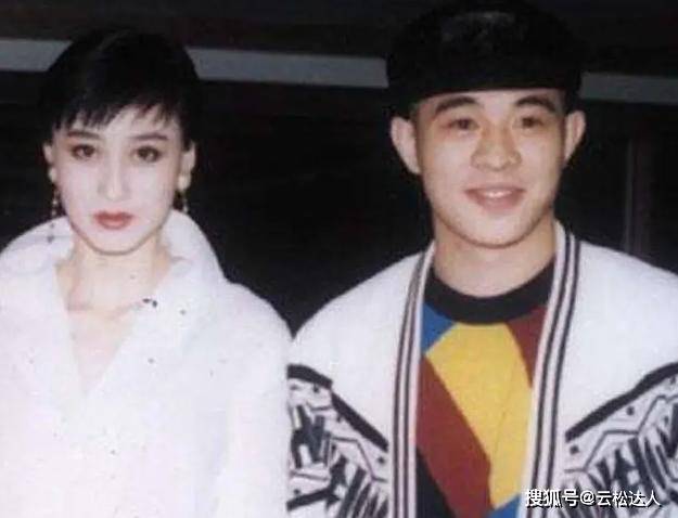风头 李连杰女儿为妹妹庆生，穿吊带红裙太惹眼抢风头？可惜颜值不争气