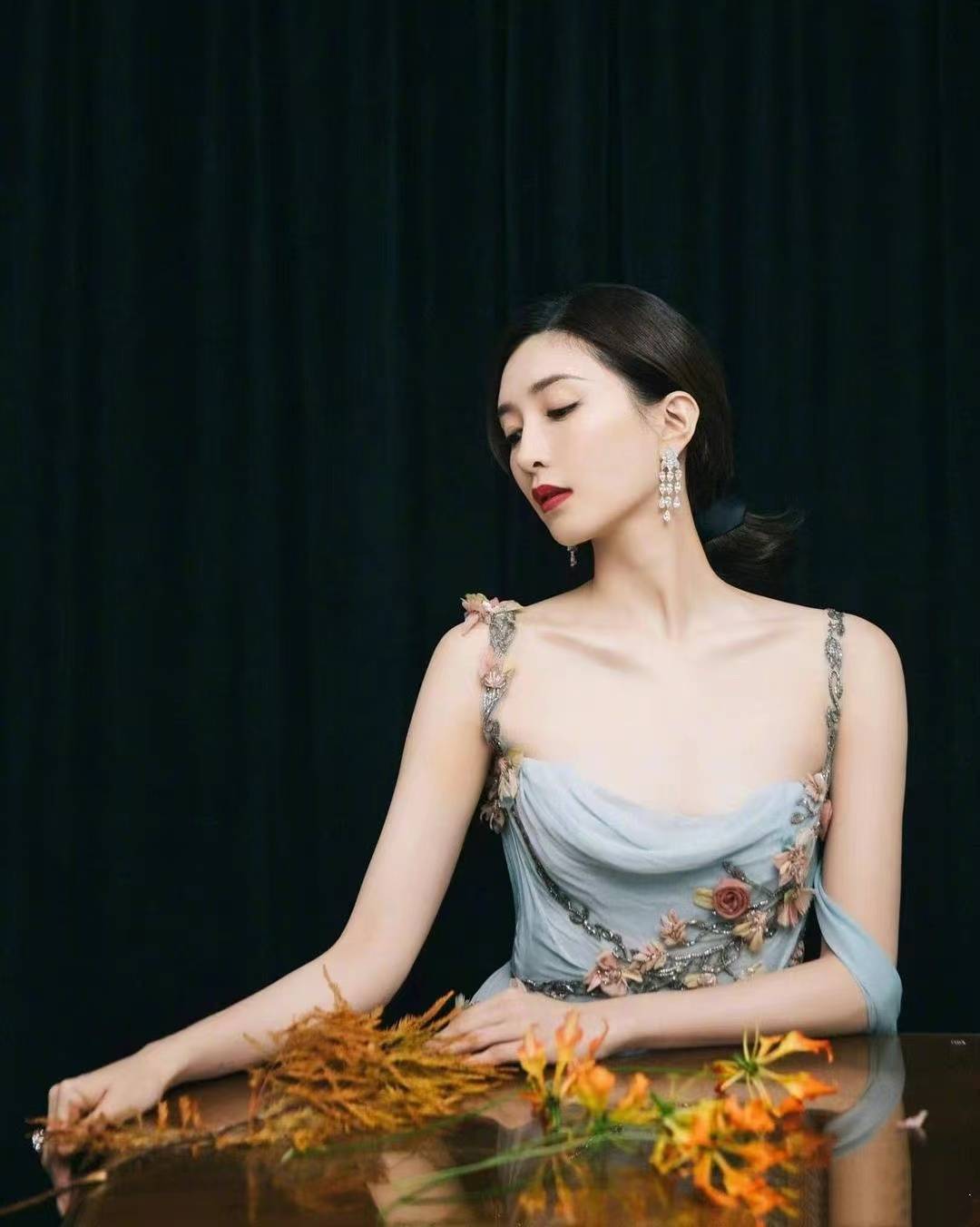 曲线江疏影“花仙子”造型美绝了，吊带缀花裙秀曲线身材，凹凸感迷人