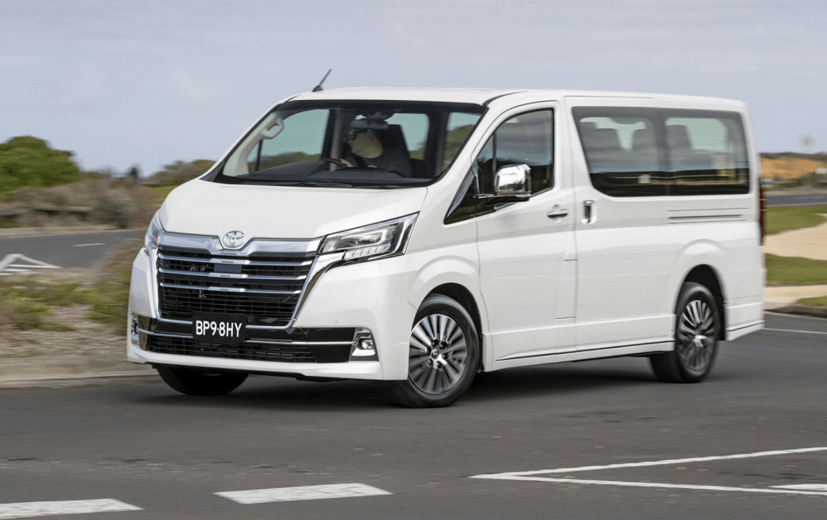 外观方面,丰田granvia的车身造型方正,"大嘴式"中网内部加入了横向