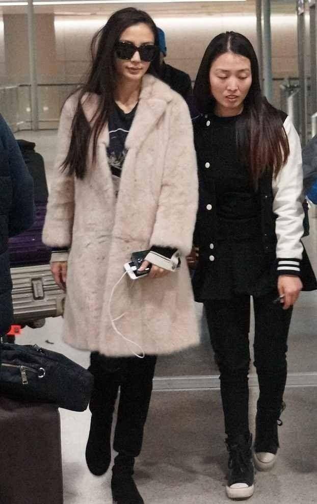 设计 杨颖穿大衣的眼光真高，军装大衣拼接毛边，配皮靴减龄还显气质