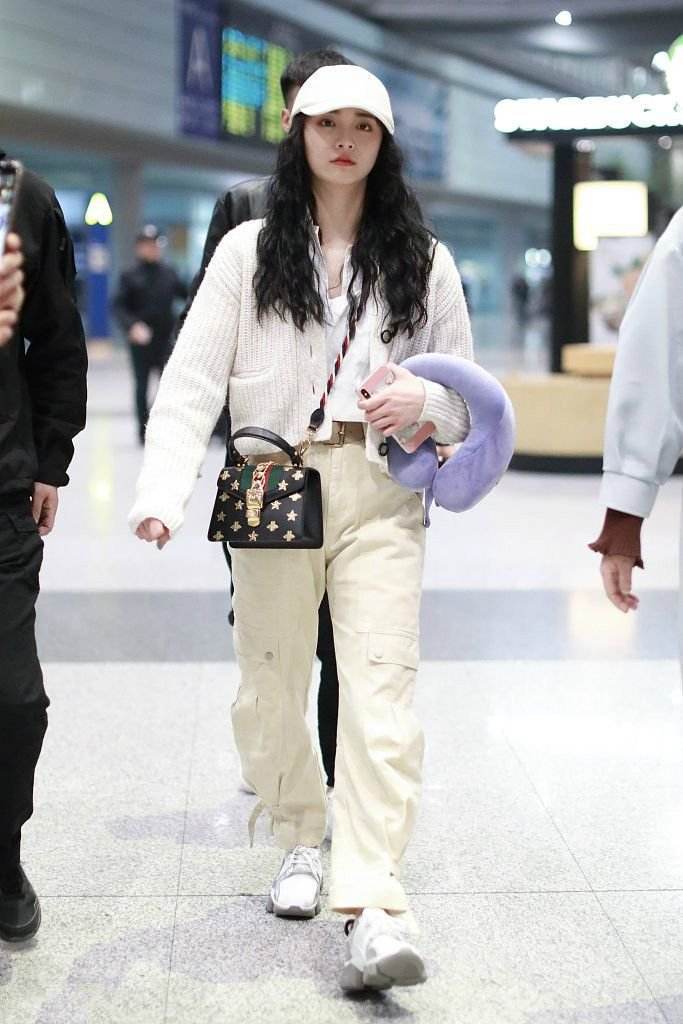 右腿 周洁琼不当明星当网红，两条裤子叠着穿，左腿正经右腿清纯！