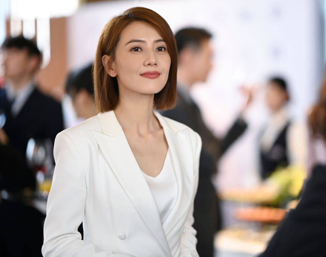 发型被高圆圆新剧发型圈粉，“一刀切短发”减龄显脸小，气质也太好了