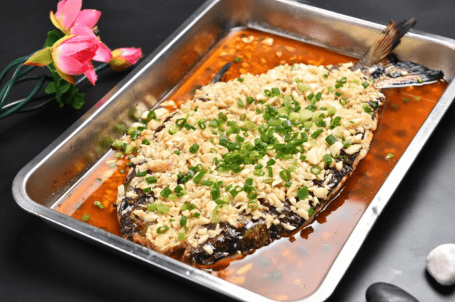 用,很多人在烹饪鱼肉时会喜欢放入很多大蒜,比如大家都喜欢的蒜香烤鱼